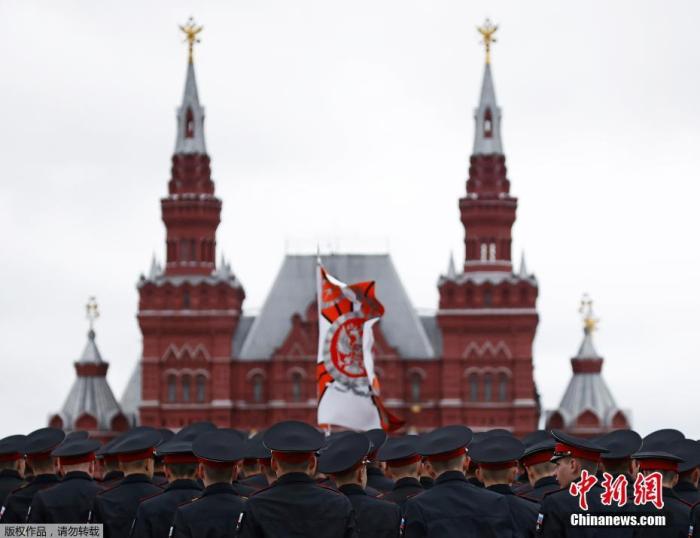 当地时间5月9日，俄罗斯纪念卫国战争胜利76周年阅兵式莫斯科红场举行。图为阅兵式开始前，俄罗斯军人在红场集结。