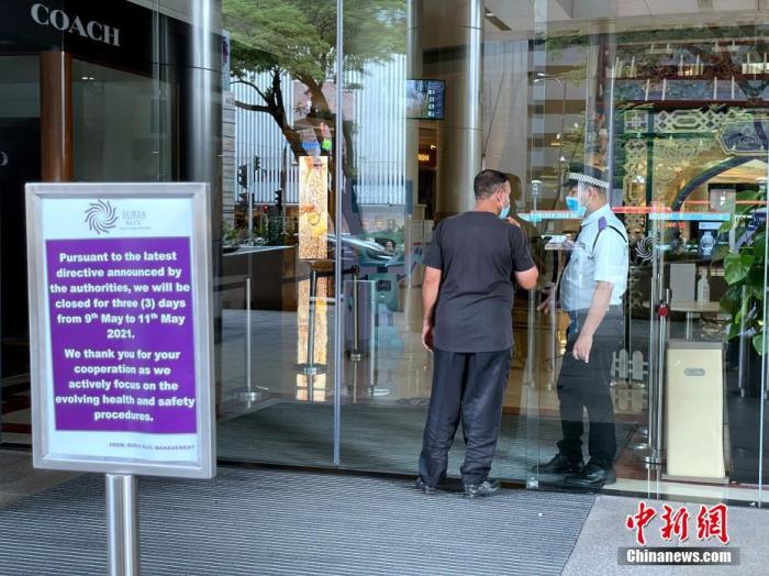 资料图：5月9日，吉隆坡阳光广场安保人员向市民解释商场已暂时关闭。 <a target='_blank' href='http://www.chinanews.com/'>中新社</a>记者 陈悦 摄 　