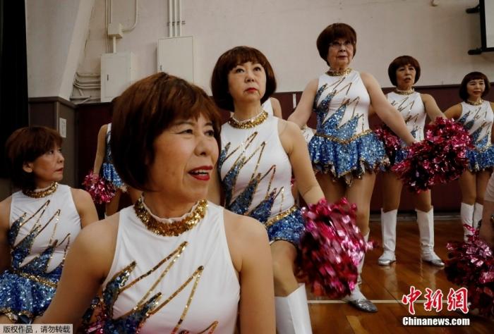 资料图：日本老年人组建啦啦队。