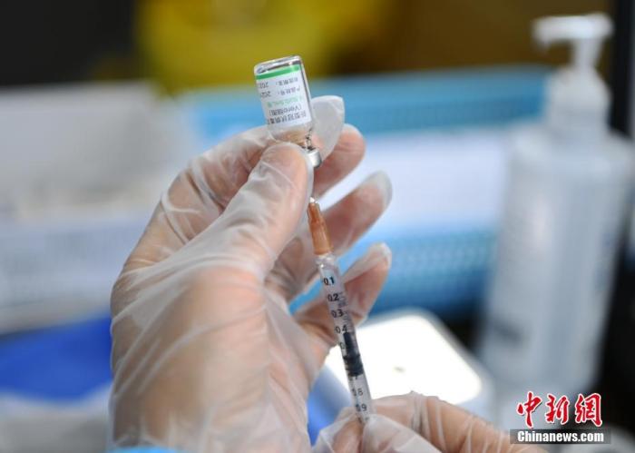 资料图：医务人员在进行疫苗注射前准备。 <a target='_blank' href='http://www.chinanews.com/'>中新社</a>记者 安源 摄