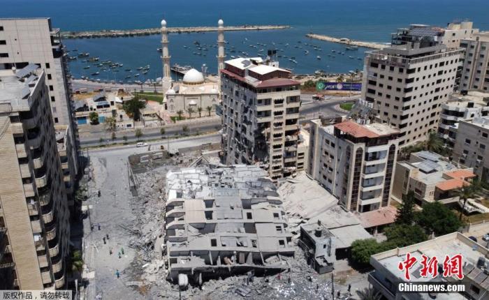 当地时间5月12日，巴以冲突期间，加沙地区一栋大楼被摧毁。