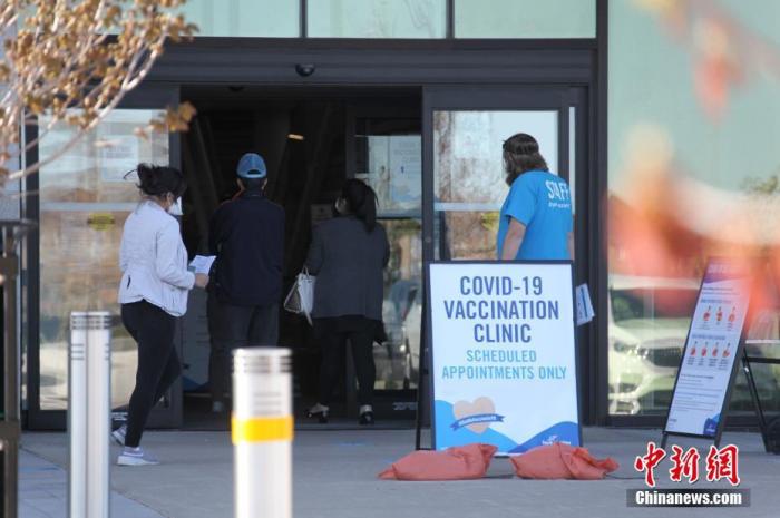 当地时间5月12日，加拿大多伦多，民众在一处作为新冠疫苗接种点的社区中心排队等候接种疫苗。 <a target='_blank' href='http://www.chinanews.com/'>中新社</a>记者 余瑞冬 摄