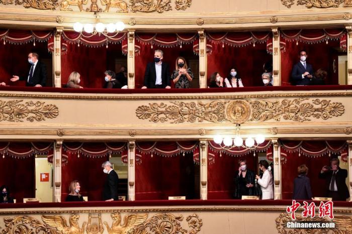 近日，意大利米兰，人们戴着口罩参加米兰斯卡拉歌剧院的音乐会。