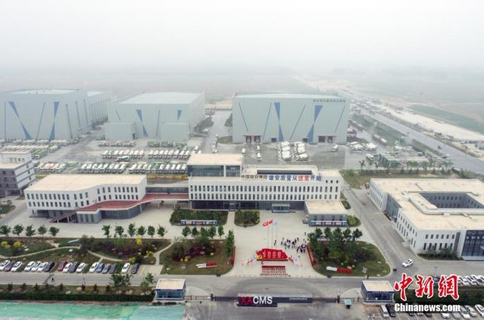 5月13日，一辆辆混凝土罐车、自卸车排队整齐地进入雄安新区容西混凝土搅拌站。据了解，该搅拌站位于雄安新区容城县西北侧，总建筑面积5.1万平方米，共有1座混凝土搅拌站、1座水稳料站以及1座沥青搅拌站，产能可承载新区25%以上建设需求量。图为航拍雄安新区容西混凝土搅拌站现场 。<a target='_blank' href='http://www.chinanews.com/'>中新社</a>记者 韩冰 摄