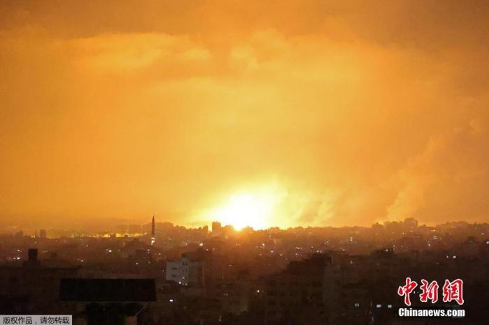 当地时间5月14日，以色列继续对加沙地带发动空袭，炸弹爆炸的火光映亮了夜空。14日凌晨，以色列军方表示，已开始在加沙地带对巴勒斯坦伊斯兰抵抗运动(哈马斯)发动地面进攻，使巴以冲突的紧张局势急剧升级。