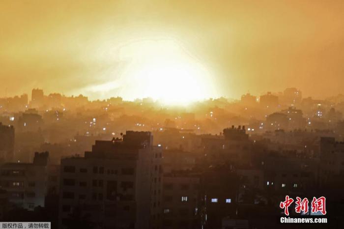 当地时间5月14日，以色列继续对加沙地带发动空袭，炸弹爆炸的火光映亮了夜空。