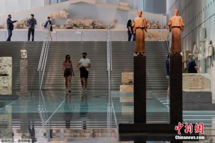 资料图：希腊雅典卫城博物馆开放，游客进入参观。
