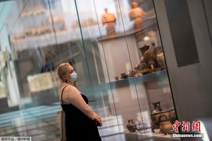 希腊雅典卫城博物馆向公众开放。图为游客参观展品。