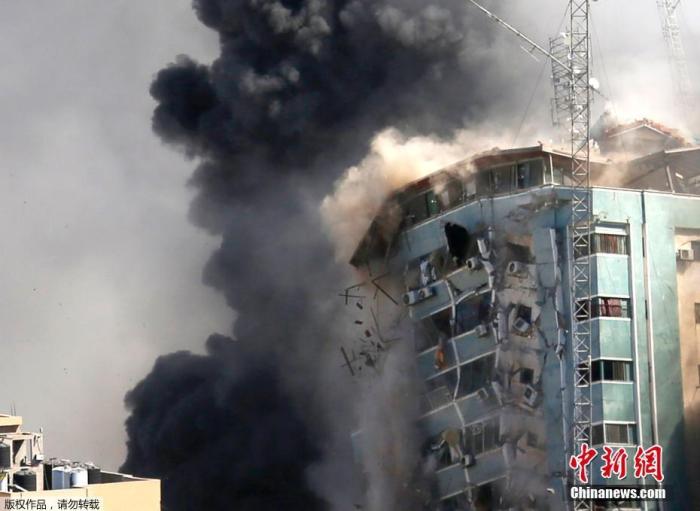 当地时间5月15日，以色列军方空袭了加沙地带一座办公楼，楼内有卡塔尔半岛电视台和美联社等媒体的办公室。