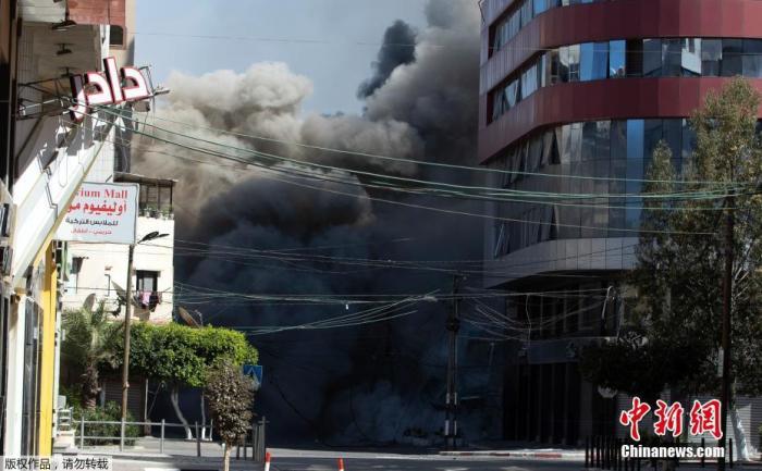 当地时间5月15日，以色列军方空袭了加沙地带一座办公楼。