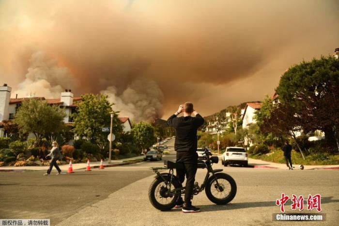 当地时间5月15日，美国洛杉矶北部的托潘加州立公园的山火冒出滚滚浓烟。