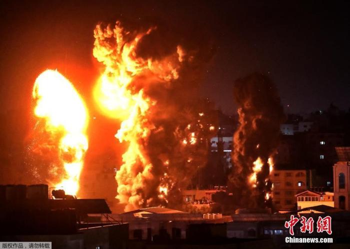 当地时间2021年5月17日清晨，以色列战机继续空袭巴勒斯坦加沙地带，加沙地带的建筑物上空升起了大火和浓烟。
