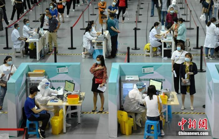 资料图：民众在体育馆内有序接种新冠疫苗。中新社记者 刘忠俊 摄 　