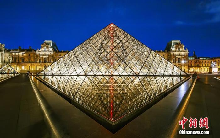 卢浮宫位于法国巴黎市中心的塞纳河北岸，始建于1204年，原是法国的王宫，居住过50位法国国王和王后，是法国文艺复兴时期最珍贵的建筑物之一。2021年4月，卢浮宫博物馆全新中文官网正式上线。图片来源：视觉中国