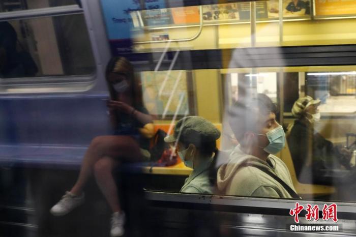 资料图：当地时间5月17日，乘客乘坐美国纽约市地铁。 <a target='_blank' href='http://www.chinanews.com/'>中新社</a>记者 廖攀 摄