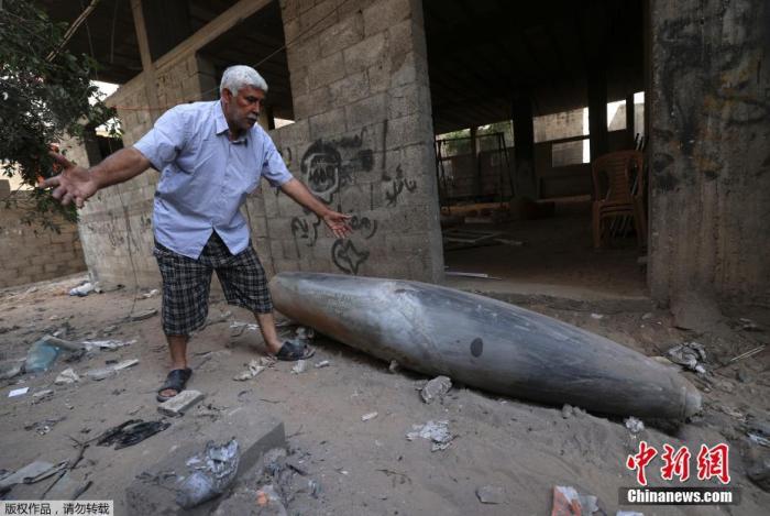 当地时间5月18日，巴以冲突持续，加沙地带一居民区出现一枚未引爆的炸弹。