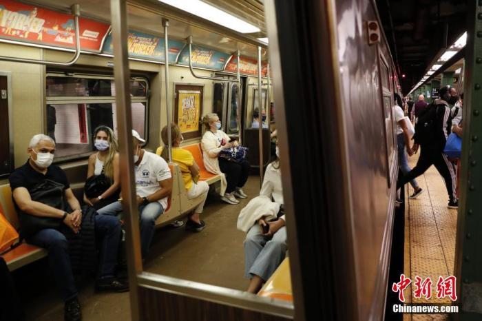 当地时间5月17日，乘客乘坐美国纽约市地铁。当日，纽约市地铁系统恢复24小时运营。受新冠疫情影响，过去一年，每天凌晨1点至5点纽约市地铁系统停止运营，工作人员对列车和车站进行消毒。 <a target='_blank' href='http://www.chinanews.com/'>中新社</a>记者 廖攀 摄