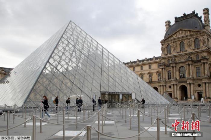 当地时间5月19日，法国巴黎，受疫情影响关闭了6个多月的卢浮宫重新对公众开放。图为参观者在卢浮宫玻璃金字塔入口处排队等待进入。