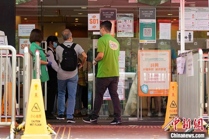 资料图：5月19日，市民陆续来到位于香港中央图书馆的社区疫苗接种中心接种新冠疫苗。 <a target='_blank' href='http://www.chinanews.com/'>中新社</a>记者 张炜 摄