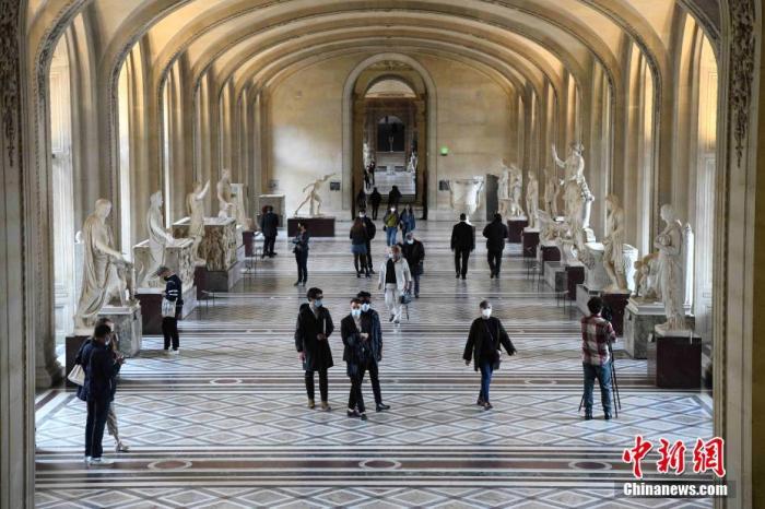 当地时间5月19日，法国巴黎卢浮宫恢复向公众开放。受疫情影响，卢浮宫等博物馆一度关闭长达半年多的时间。图为人们在卢浮宫的展厅内参观。 <a target='_blank' href='http://www.chinanews.com/'>中新社</a>记者 李洋 摄