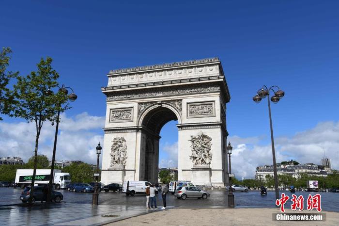 当地时间5月19日，巴黎市中心香榭丽舍大街，街上车流和人流比往日有所增加。凯旋门也准备对民众恢复开放。 <a target='_blank' href='http://www.chinanews.com/'>中新社</a>记者 李洋 摄