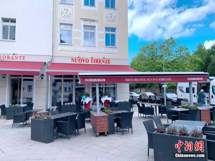 5月19日下午，柏林一家意大利餐厅已经布置好户外用餐的桌椅。 中新社记者 彭大伟 摄