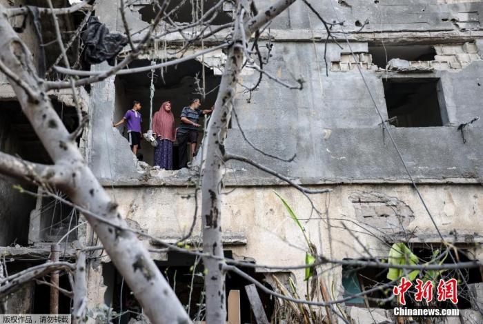 当地时间5月21日，加沙地带，当地一家人返回家中查看房屋受损情况。