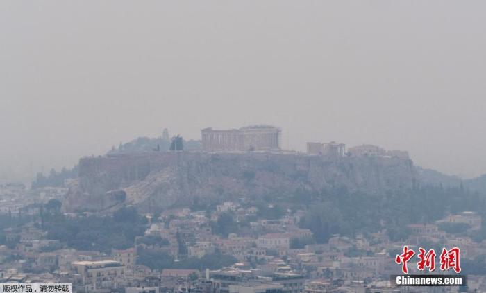 当地时间5月20日，受希腊科林斯地区山火蔓延影响，雅典卫城山上的帕台农神庙笼罩在烟雾中。据报道，近日希腊科林斯地区发生森林大火，20日16时前后，希腊公民保护总秘书处通过112手机短信平台两次发出警报，要求柯林斯地区部分定居点民众撤离。
