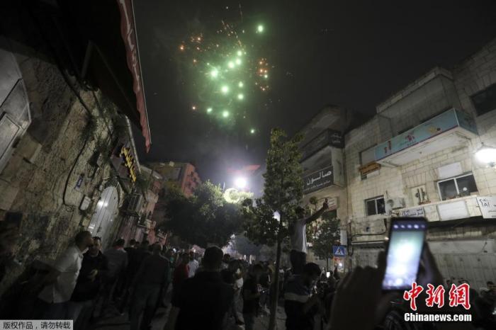 当地时间5月21日凌晨，巴勒斯坦民众在拉马拉市街头放烟花庆祝巴以达成停火协议。据报道，当日凌晨2点，巴以停火协议正式生效。