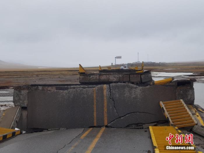 5月22日2时4分，青海省果洛藏族自治州玛多县发生7.4级地震，震源深度17千米。图为震后花久线(花石峡至久治)的昌马河大桥坍塌，桥面断成数截。中新社记者 李赟 摄