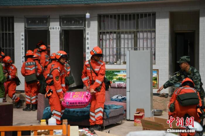 5月22日,救援人员帮助云南省大理州漾濞县震区民众从受损房屋中转移物资。中新社记者 刘冉阳 摄 5月22日,救援人员帮助云南省大理州漾濞县震区民众从受损房屋中转移物资。中新社记者 刘冉阳 摄