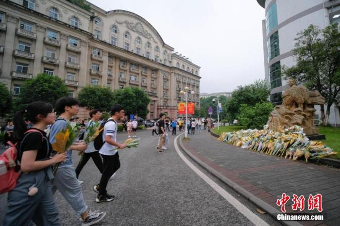 西南大学师生自发到袁隆平雕像前献花悼念。 何蓬磊 摄