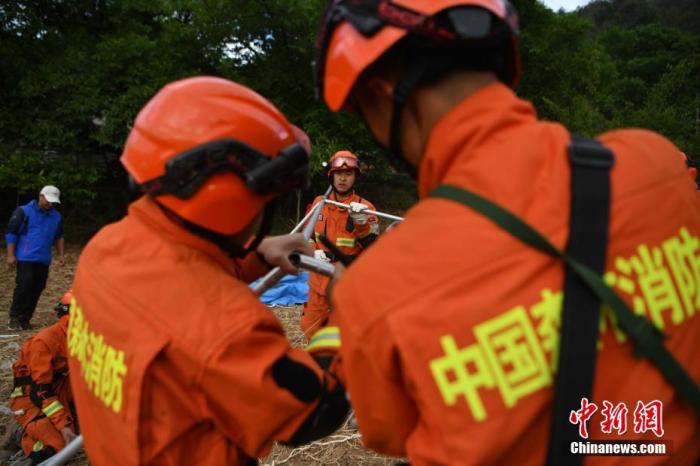5月22日，云南省森林消防总队大理支队的救援人员为民众搭建救灾帐篷。 中新社记者 刘冉阳 摄