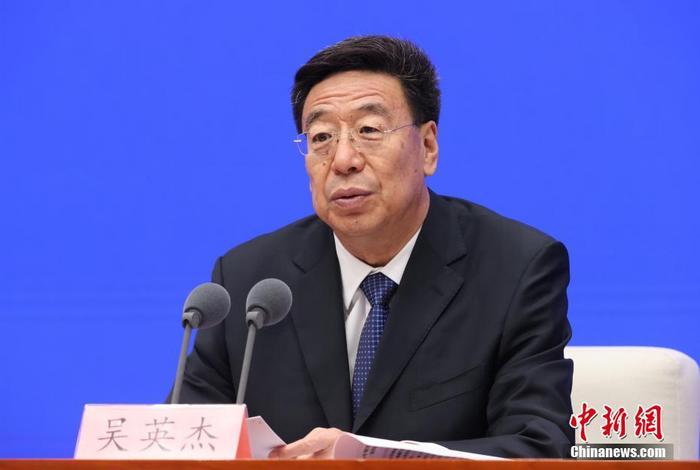 5月22日,中国国务院新闻办公室在北京举行新闻发布会,西藏自治区党委书记吴英杰介绍西藏经济社会发展情况,并答记者问。 中新社记者 杨可佳 摄 5月22日,中国国务院新闻办公室在北京举行新闻发布会,西藏自治区党委书记吴英杰介绍西藏经济社会发展情况,并答记者问。 中新社记者 杨可佳 摄