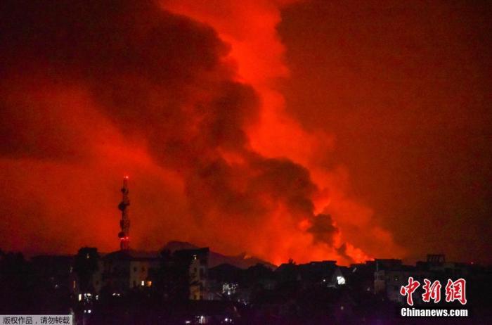 当地时间5月22日，位于刚果民主共和国的尼拉贡戈火山喷发，烟雾和火焰“染红”天空。