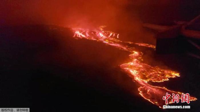 资料图：当地时间5月22日，在刚果(金)戈马附近的拉贡戈火山喷发，熔岩顺山势而下。