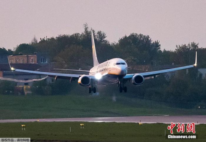 当地时间5月23日，白俄罗斯明斯克，爱尔兰瑞安航空公司一架客机因炸弹威胁紧急降落在白首都明斯克国际机场，随后重新起飞并降落在目的地立陶宛维尔纽斯。报道说，这架波音737-800型客机从希腊首都雅典飞往立陶宛维尔纽斯，机上载有123名乘客。图为该航班降落在立陶宛维尔纽斯国际机场。