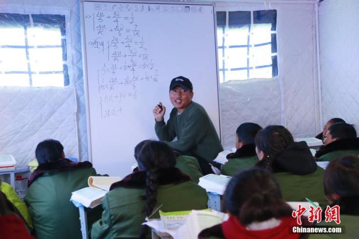 5月24日，玛多县民族寄宿制中学的老师在帐篷教室内讲课。当日，青海省果洛藏族自治州玛多县学生复课。 <a target='_blank' href='http://www.chinanews.com/'>中新社</a>记者 马铭言 摄