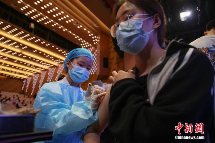 5月25日，贵州民族大学在贵安新区大学城校区大礼堂内设置新冠疫苗临时集中接种点，方便师生接种新冠疫苗。瞿宏伦 摄
