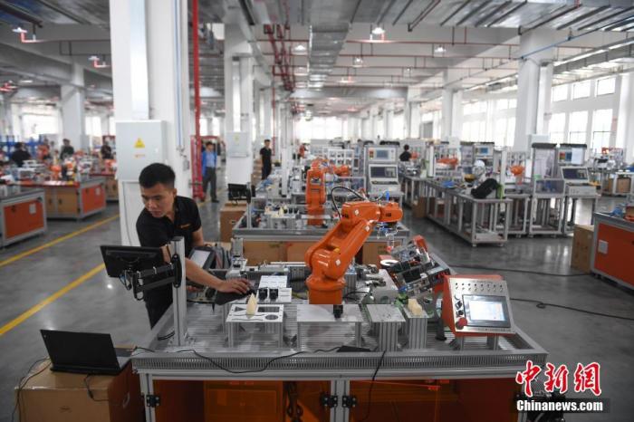 资料图：一家机器人生产企业的工作人员在调试设备。<a target='_blank' href='http://www.chinanews.com/'>中新社</a>记者 王刚 摄