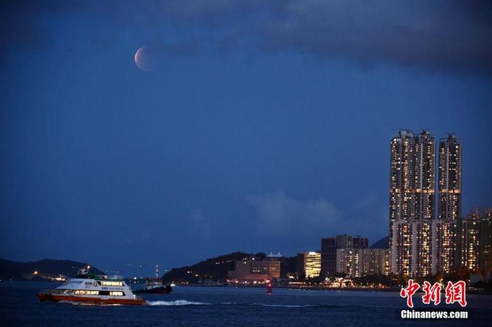 5月26日傍晚，香港市民在黄埔海滨观赏“超级月全食” ，食甚期间月亮呈现暗红色，吸引大量市民前来欣赏。图为“超级满月”升至半空。　 <a target='_blank' href='http://www.chinanews.com/'>中新社</a>记者 李志华 摄 　