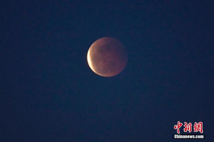 “超级红色月全食”亮相天宇 中国多地公共“云上”追月