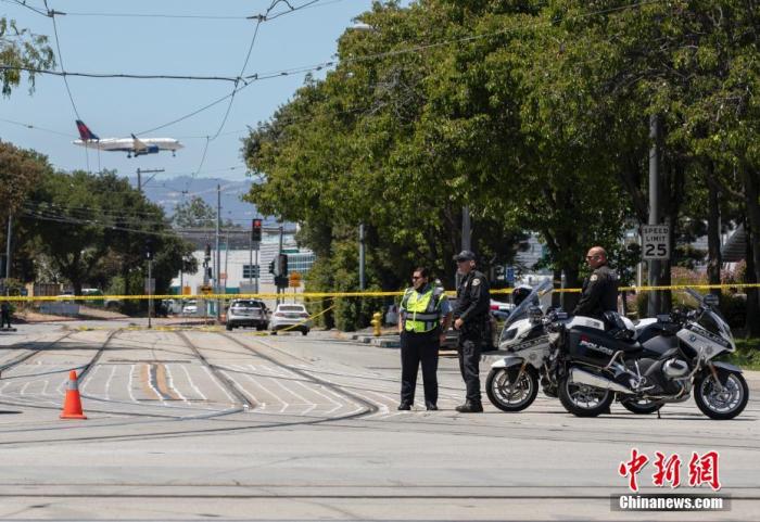 当地时间5月26日，美国加州圣何塞市圣克拉拉谷交通管理局一轻轨设施内发生枪击事件，造成至少8人死亡、1人受伤。1名男性枪手在现场自杀身亡。枪手和受害者均为圣克拉拉谷交通管理局工作人员。图为警方在案发现场附近警戒。 <a target='_blank' href='http://www.chinanews.com/'>中新社</a>记者 刘关关 摄