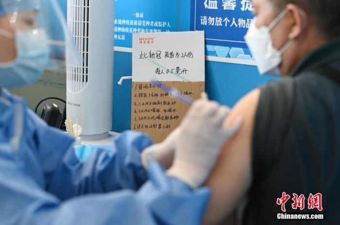 资料图：5月27日，市民在广州市天河体育中心新冠疫苗临时接种点接种疫苗。中新社记者 陈楚红 摄 