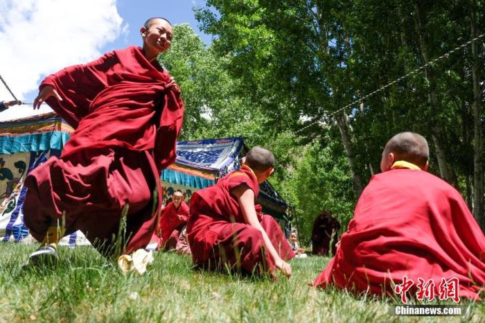 6月1日，西藏拉萨，西藏佛学院的少年活佛玩“丢手绢”的游戏。当日为“六一”国际儿童节，西藏佛学院与拉萨市第一小学举行联谊活动，佛学院的少年活佛与孩子们一起朗诵诗歌、表演节目、玩游戏等。 中新社记者 江飞波 摄