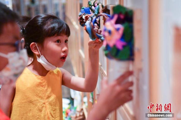 6月1日，北京，小朋友在中华世纪坛参观儿童艺术作品。<a target='_blank' href='/'>中新社</a>记者 田雨昊 摄