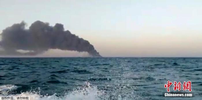 当地时间6月2日，伊朗海军最大的一艘舰艇在阿曼湾起火，随后在不明情况下沉没。据报道，据伊朗国家电视台报道，大火于凌晨2点25分左右开始，消防队员试图控制火势，这艘船是在伊朗港口贾斯克附近沉没的。