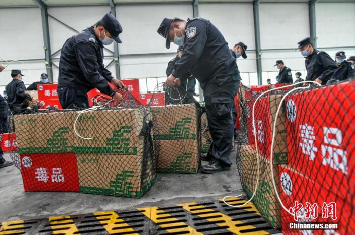 资料图：海南集中销毁毒品现场，执法人员将毒品用网袋打包。骆云飞 摄