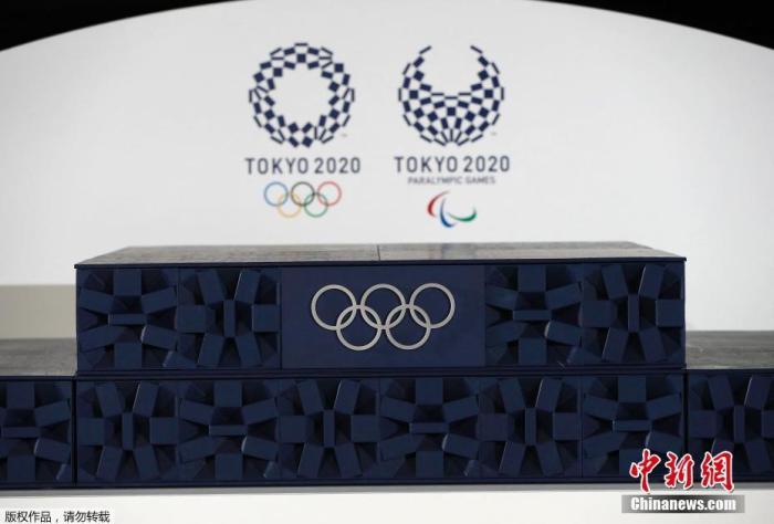 资料图：当地时间6月3日，东京奥运会倒计时50天纪念仪式在在东京有明体育馆举行。图为奥运会颁奖典礼领奖台在仪式上亮相。
