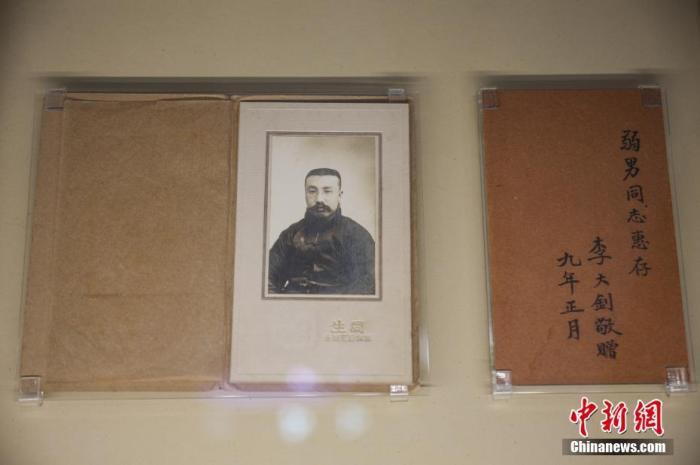 中國共產黨第一次全國代表大會紀念館中陳列的李大釗1920年的簽名照。 <a target='_blank' href='/'>中新社</a>記者 張亨偉 攝